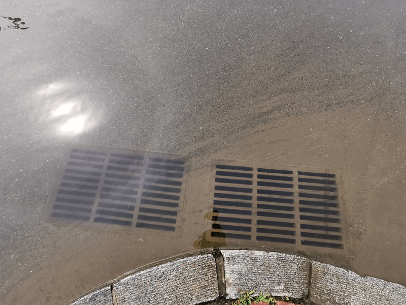 丹东城区一排水口返水水流满地到底咋回事