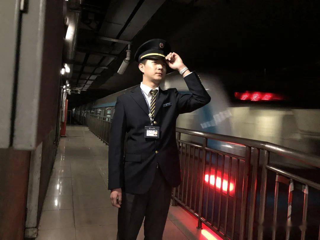 地铁末班车司机:日行200多公里,与"黑夜"相伴