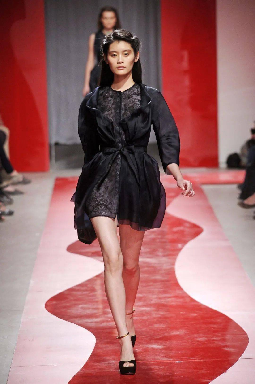 在巴黎连续走秀23季后,"东方香奈儿"重新出发丨王陈彩霞女士接受