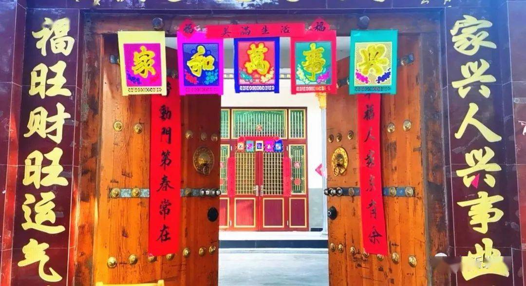 门吊子大都是长方形,由文字,边框,图案构成,制作时,匠人往往需要几十