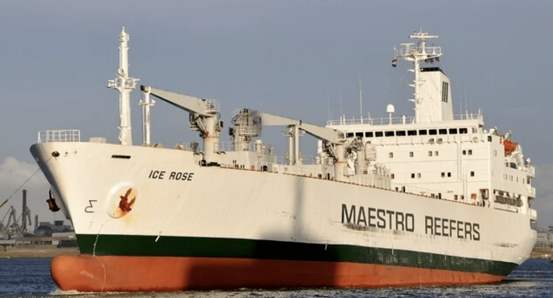 突发一集装箱船与军舰相撞挂靠国内多个港口货舱起火的mol箱船准备