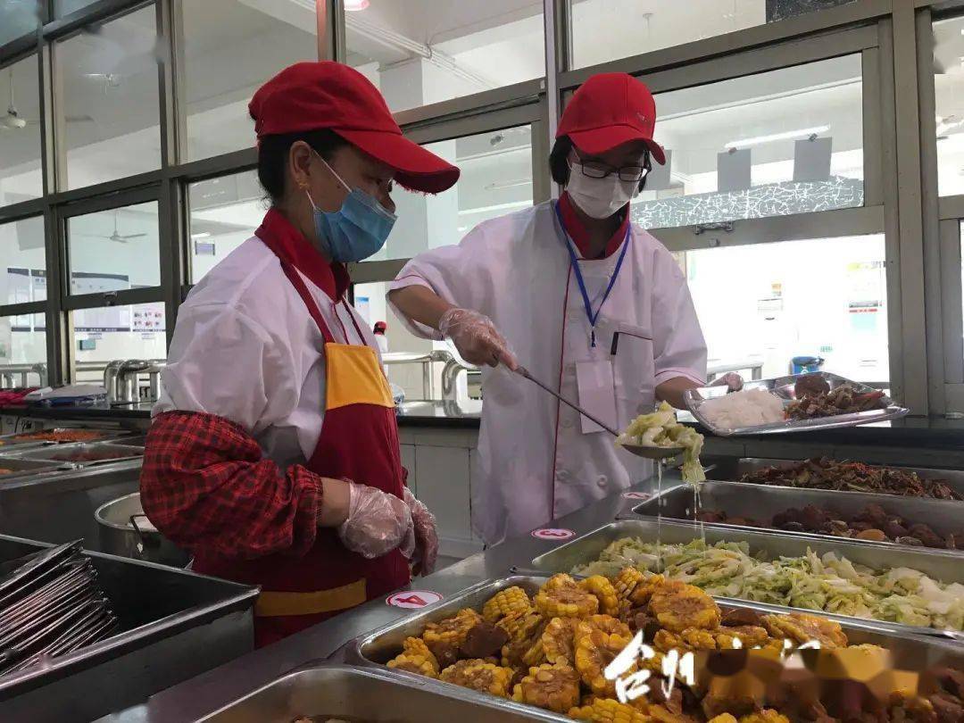 初二学生伍怡则担任起"打菜员.