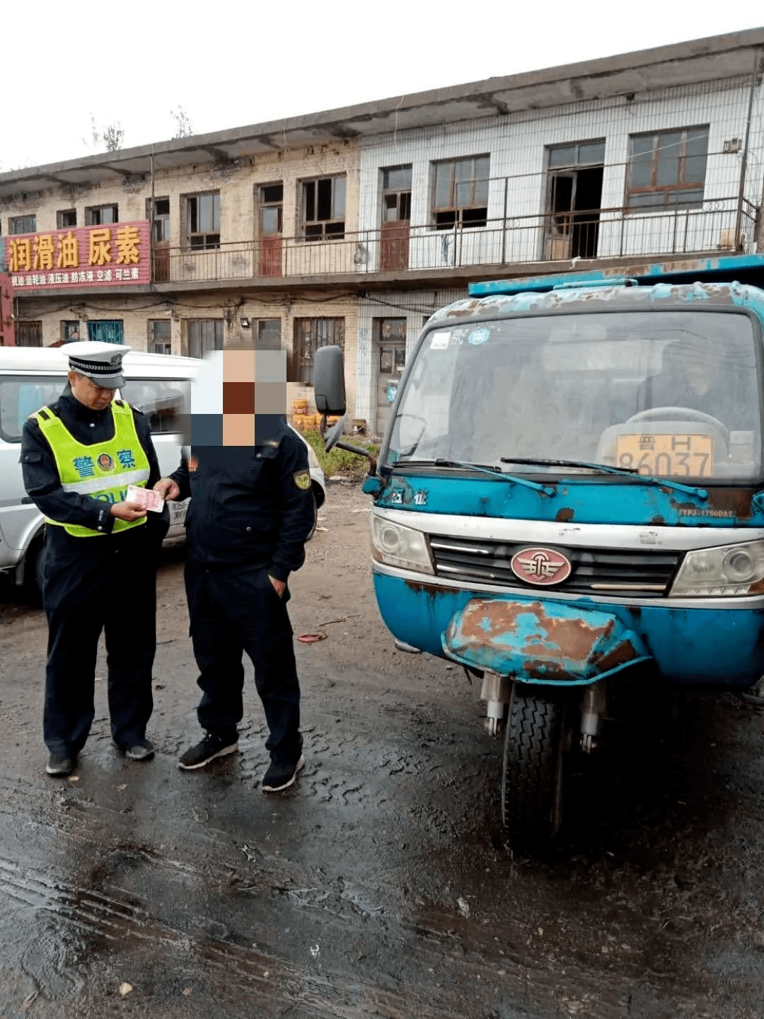 农用三轮车违法载人零容忍