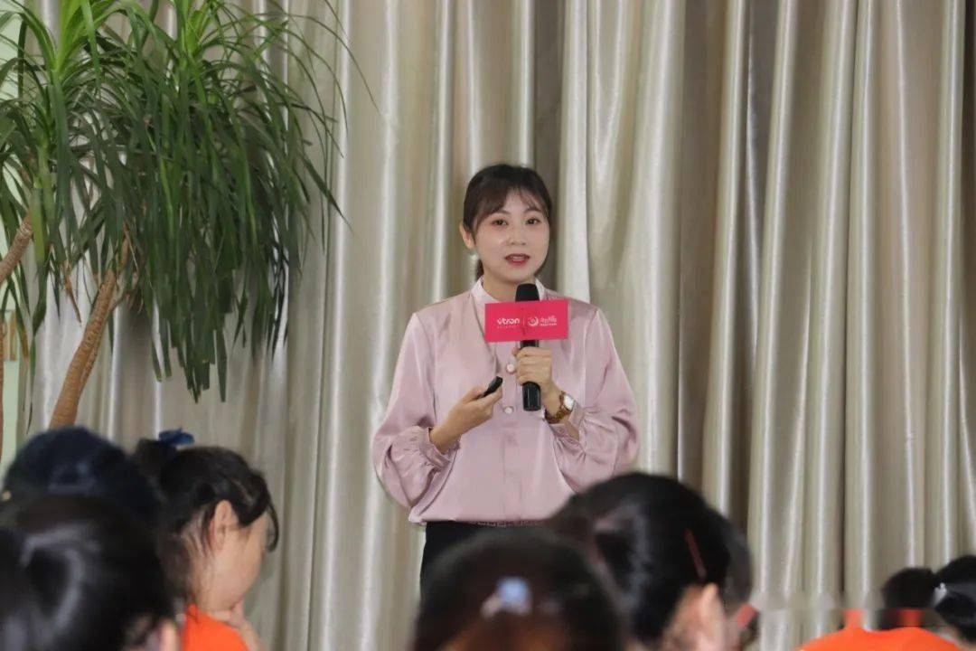 赵欢1老师小提琴,摇篮特色课程,不仅能够锻炼幼儿的左右脑发育,手部小