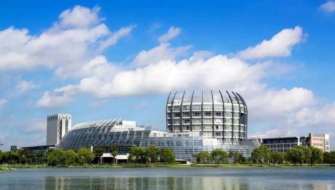 东华大学松江校区的标志性建筑是图文信息大楼,总建筑面积达4.