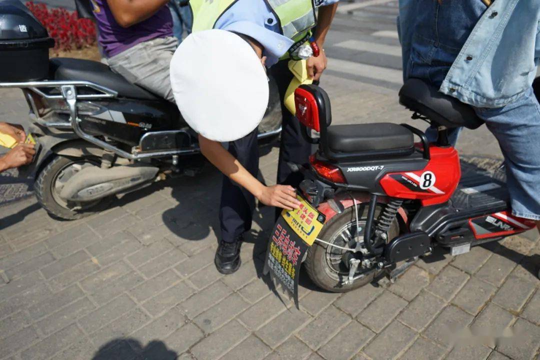 盱眙交警在城區範圍內開展駕乘電動自行車戴頭盔上牌照專項宣傳活動