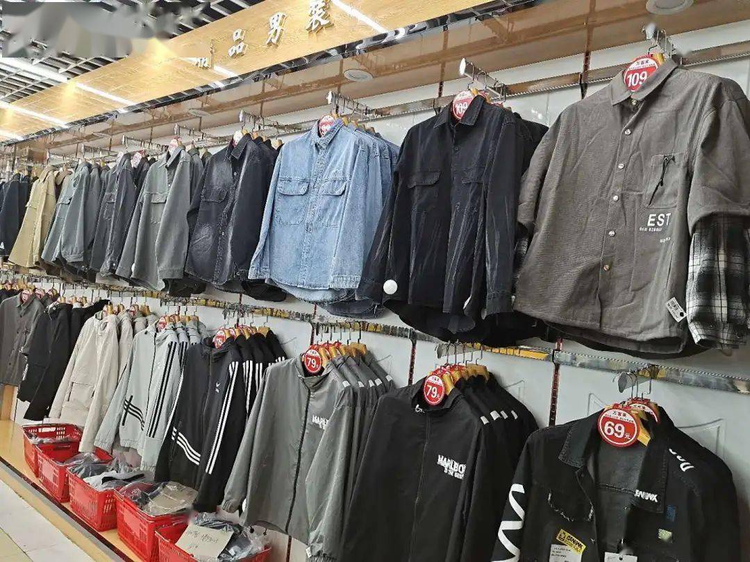 挤翁不动卫辉新来的这家万客来服装超市的价格太接地气