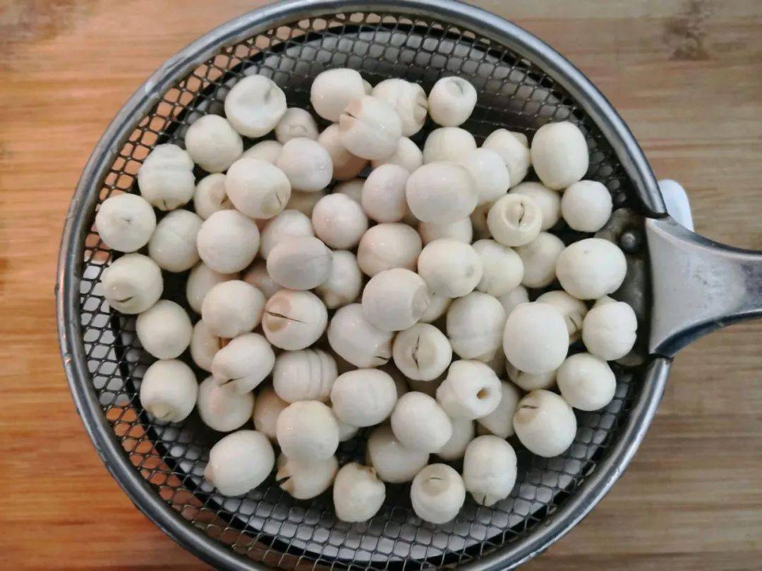 桂花蜜椰奶莲子羹的做法滋补养颜养心安神促进睡眠非常适合秋季的汤品