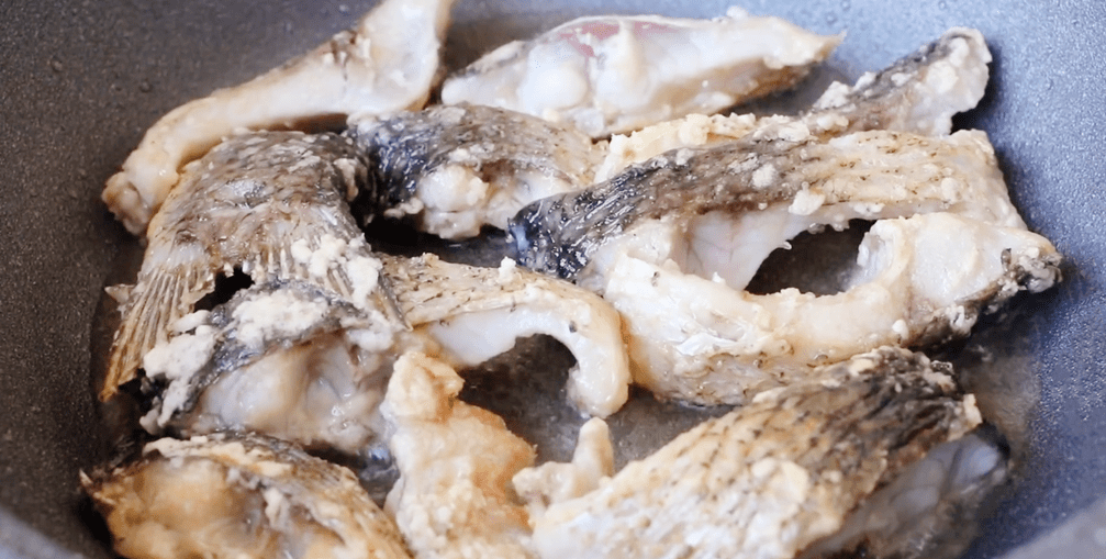 秋天要多吃鱼不油炸不炖简单一做营养美味出锅连汤汁都不剩