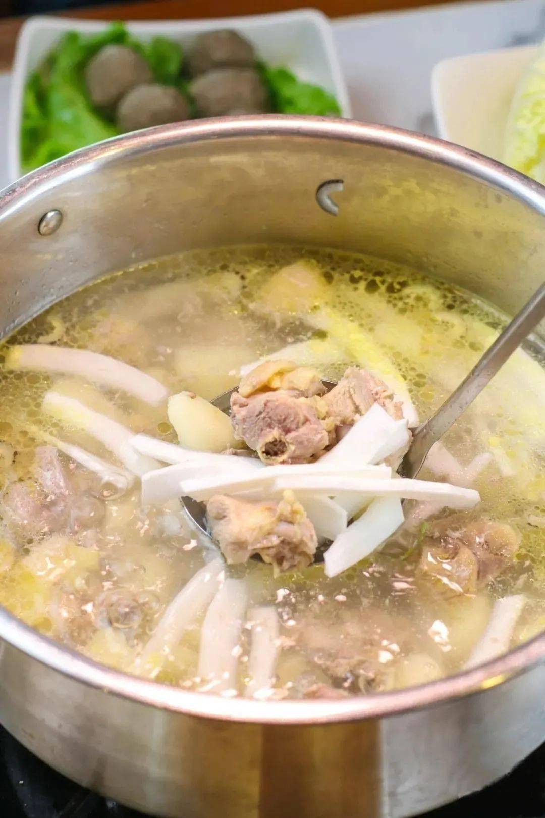 椰子鸡煲火锅这锅猪肚鸡汤底,不仅有猪肚和鸡这两样标配,大厨还加进了