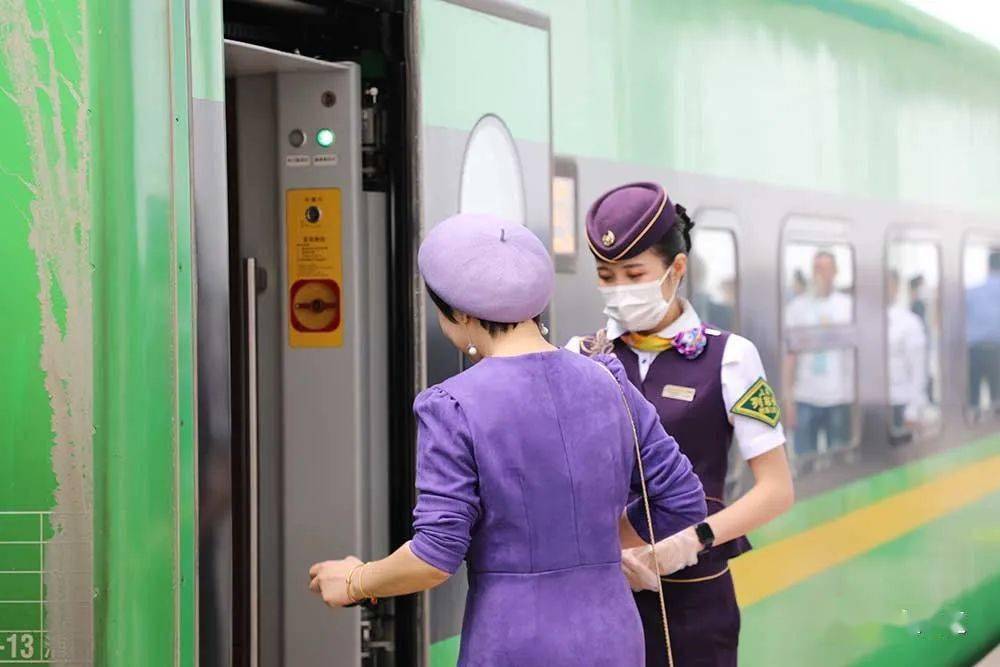 庆元姑娘叶春燕我自豪能成为首发车列车长