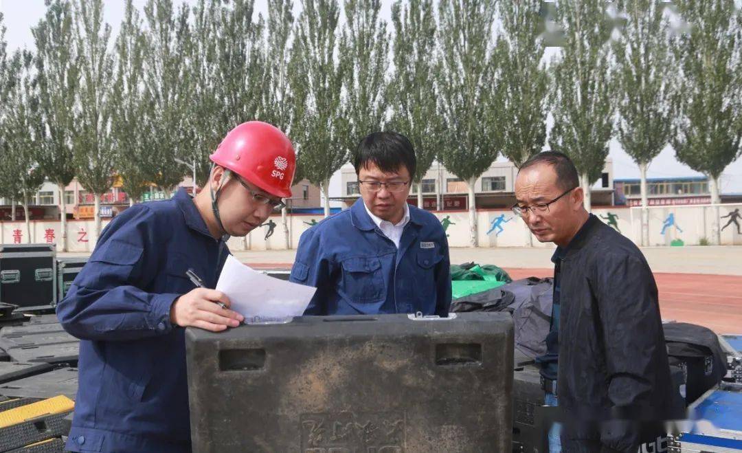 9月24日,定边县供电分公司副经理孙建彬带队,对"荞花香里说丰年"定边