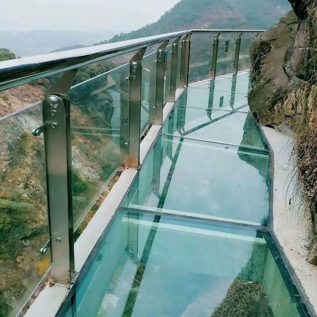 玻璃栈道玻璃栈道相信大家都不陌生,在西海大峡谷也可体验,感受一下人