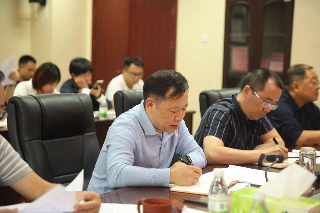 调研会上,李万全董事长从万灵山公司国有资产总体情况,国有资本投向