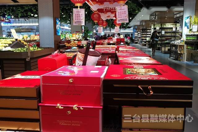 小编发现,今年的散装月饼早已开始打折促销活动,销售人员表示,今年