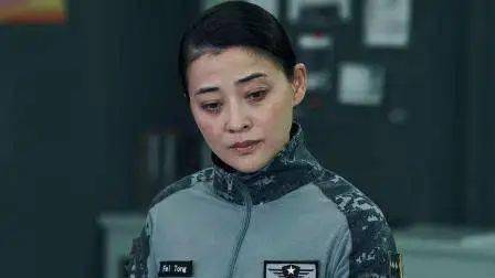 佟菲(梅婷饰)是蓝军的"大脑"战术指导专业独到女大学生艾佳(杨琪芳饰)
