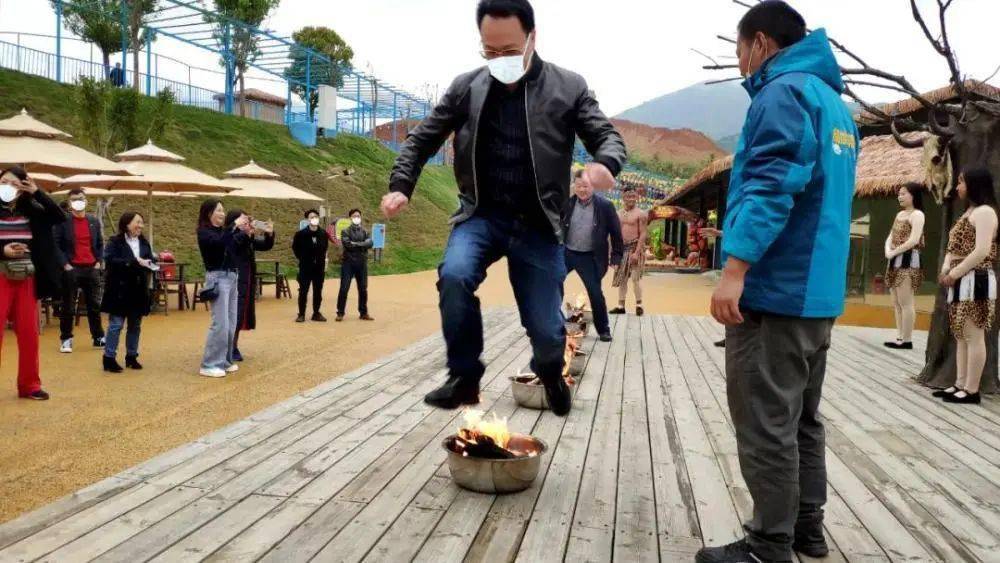和非洲土著跳火把舞,跨火盆,祛除邪气期许健康