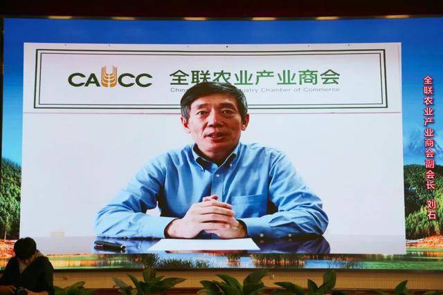 刘石说,张掖市委,市政府立足资源禀赋和区位优势,坚持走以生态优先