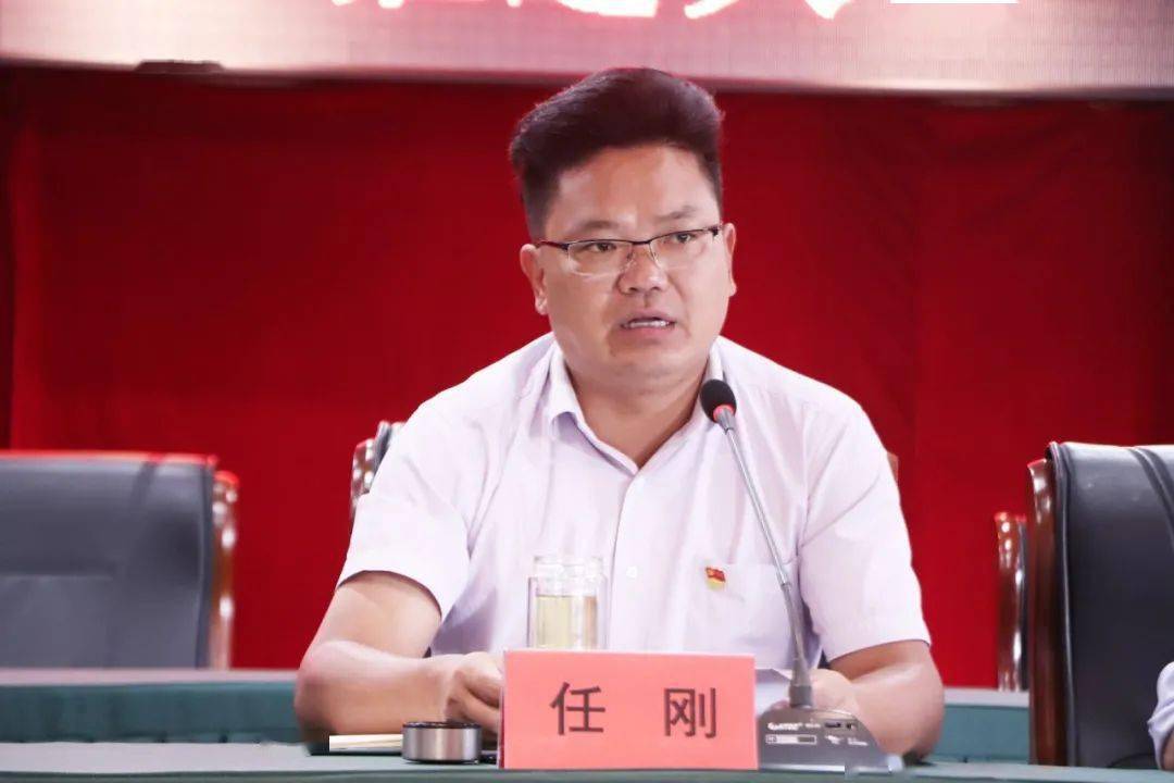 镇长任刚主持会议▲镇党委副书记张博部署机构改革工作▲镇党委组织