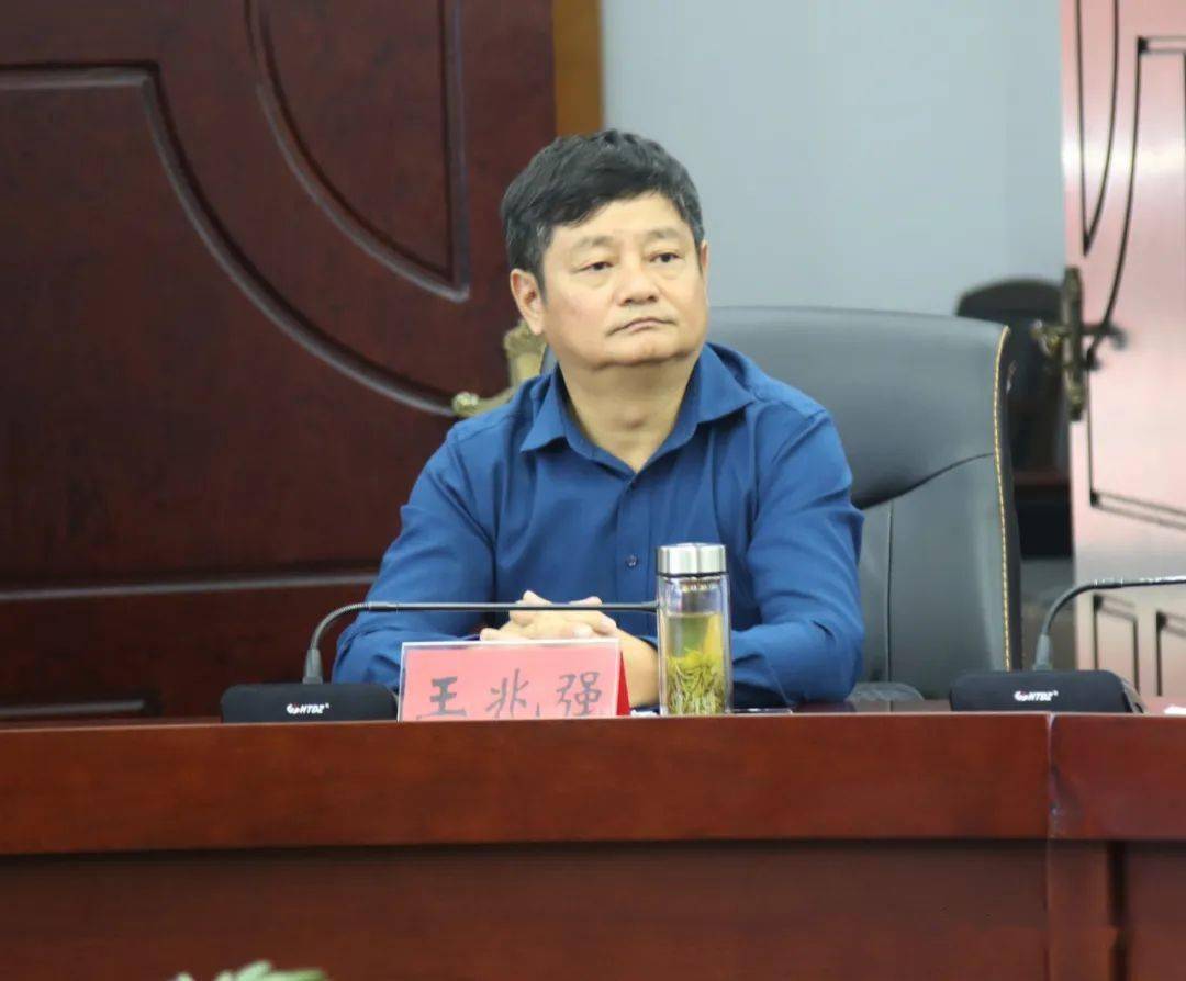 室召开,省住建厅建设工程安质局总工徐玉崽,市应急管理局局长王兆强