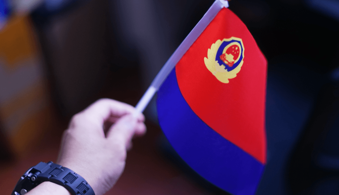 力思礼品中心免费为广大公安战友(含民警,辅警,警校学生)准备了小警旗