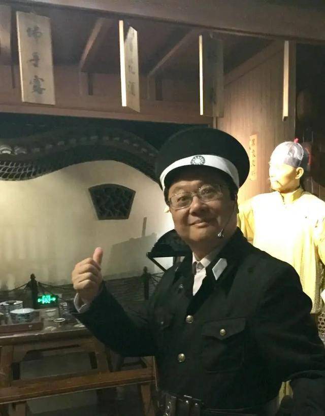   上下滑动  《梦萦老上海》沉浸式滑稽戏讲的是上海街巷里弄的家长里