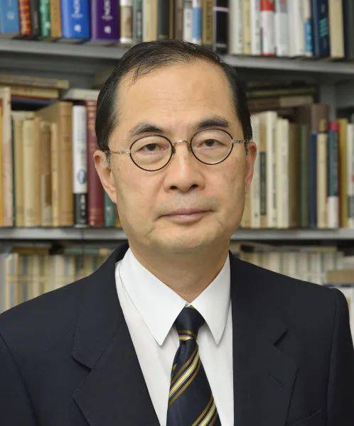 毕业于东京大学经济系,后获得耶鲁大学博士学位,师从1981年诺贝尔经济