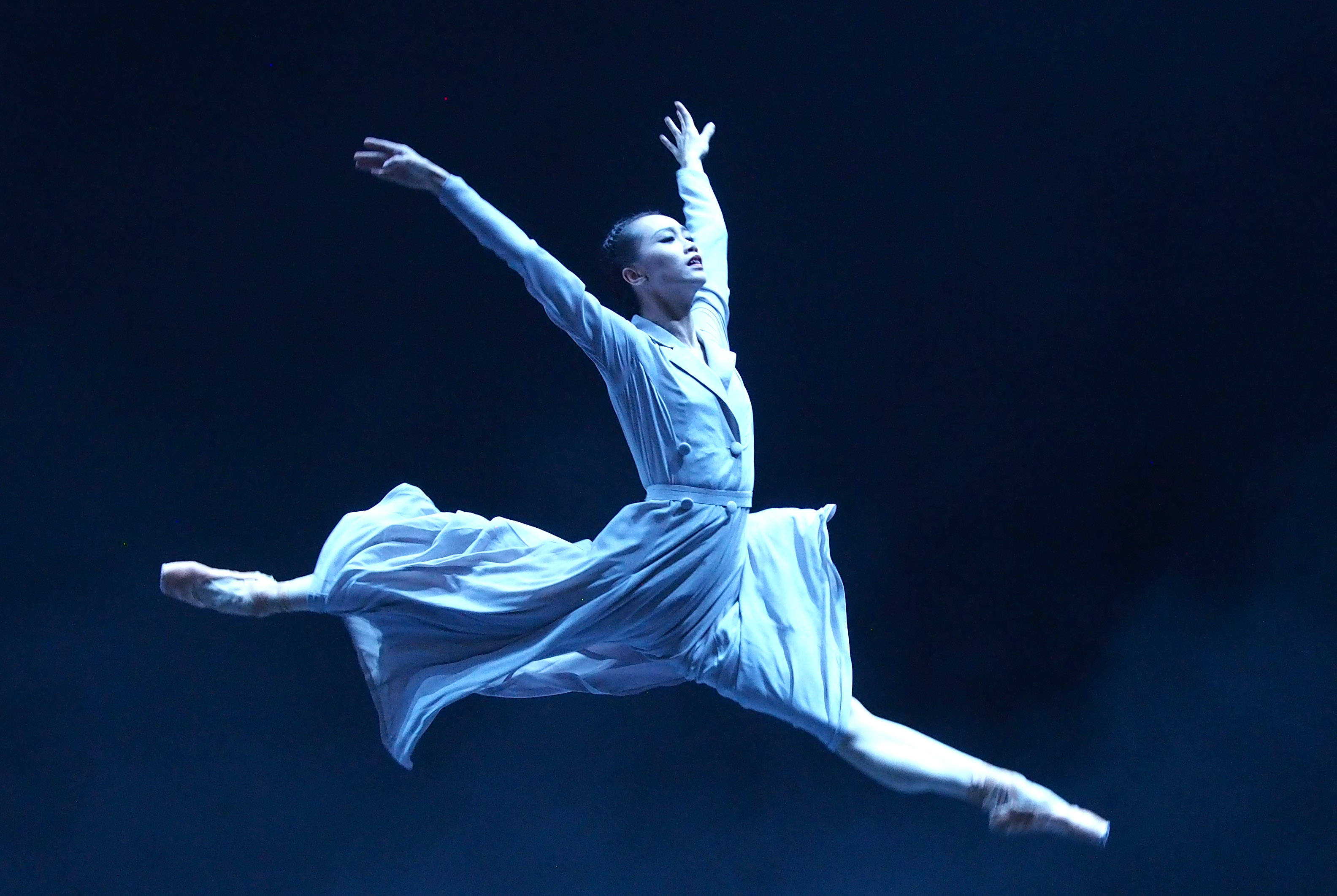 任珑 摄当日,上海芭蕾舞团的现代芭蕾作品《绽放》在上海国际舞蹈中心