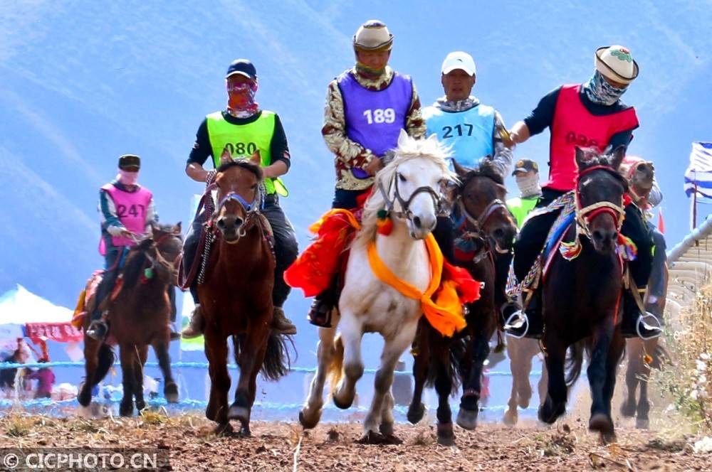 甘肃肃南:策马扬鞭迎国庆