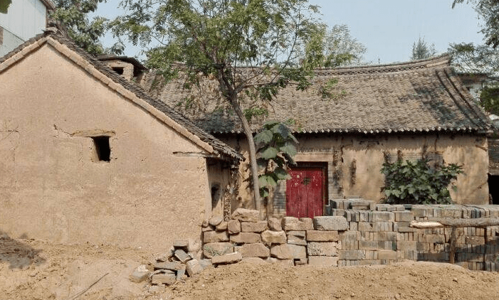 那时,我家住的是一间破破烂烂的土瓦房,面积不到六十平方米,父亲用