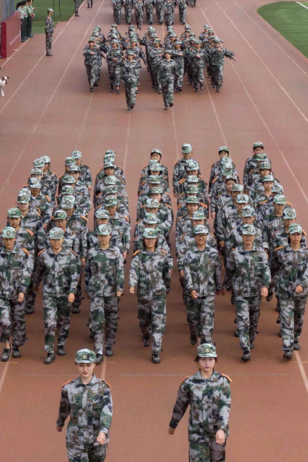 2020级新生队伍已集结完毕,请验收!_军训
