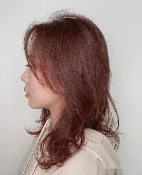 显白又时尚雾红棕发色染发技术