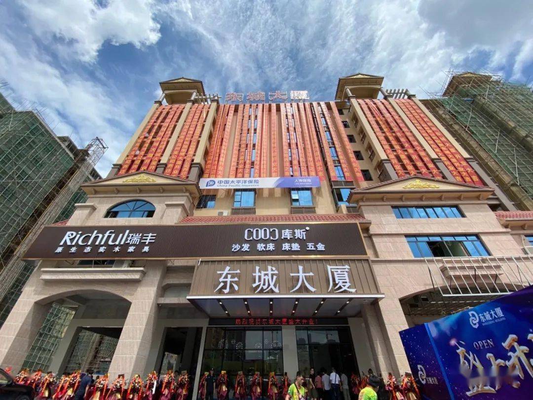 东城大厦位于高州市桂圆东路六区1号是一座高端,大气,上档次的写字楼