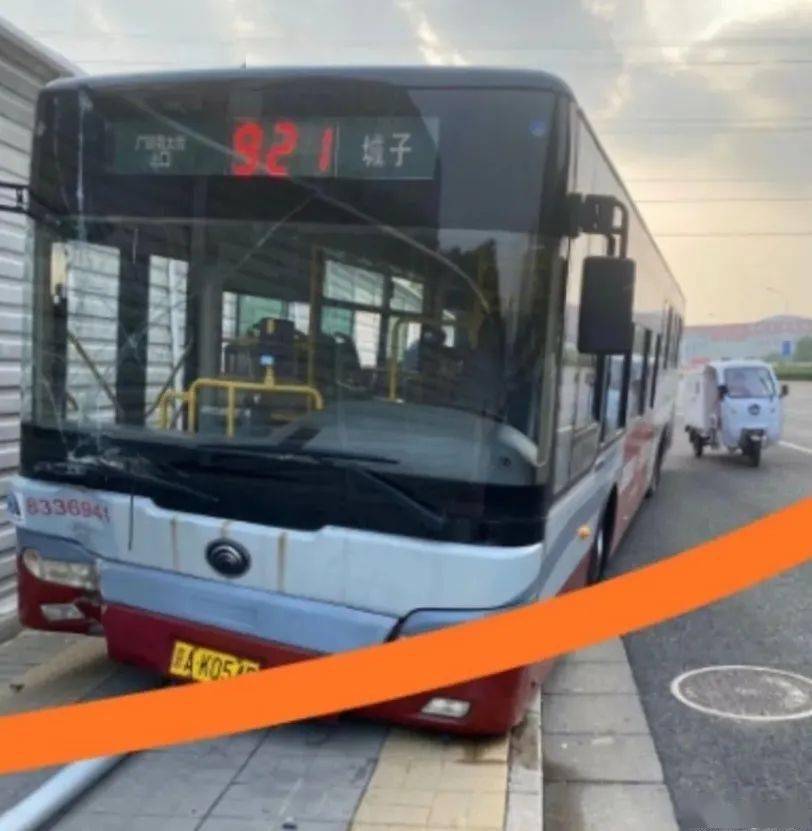 最蹊跷公交车行驶途中司机突然弃车跳桥警方介入