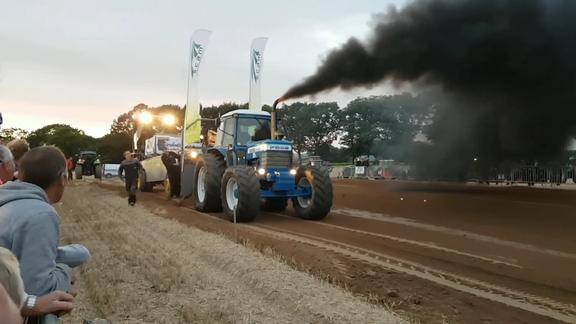 国外人就喜欢开大马力拖拉机比赛黑烟滚滚冒对环境污染大
