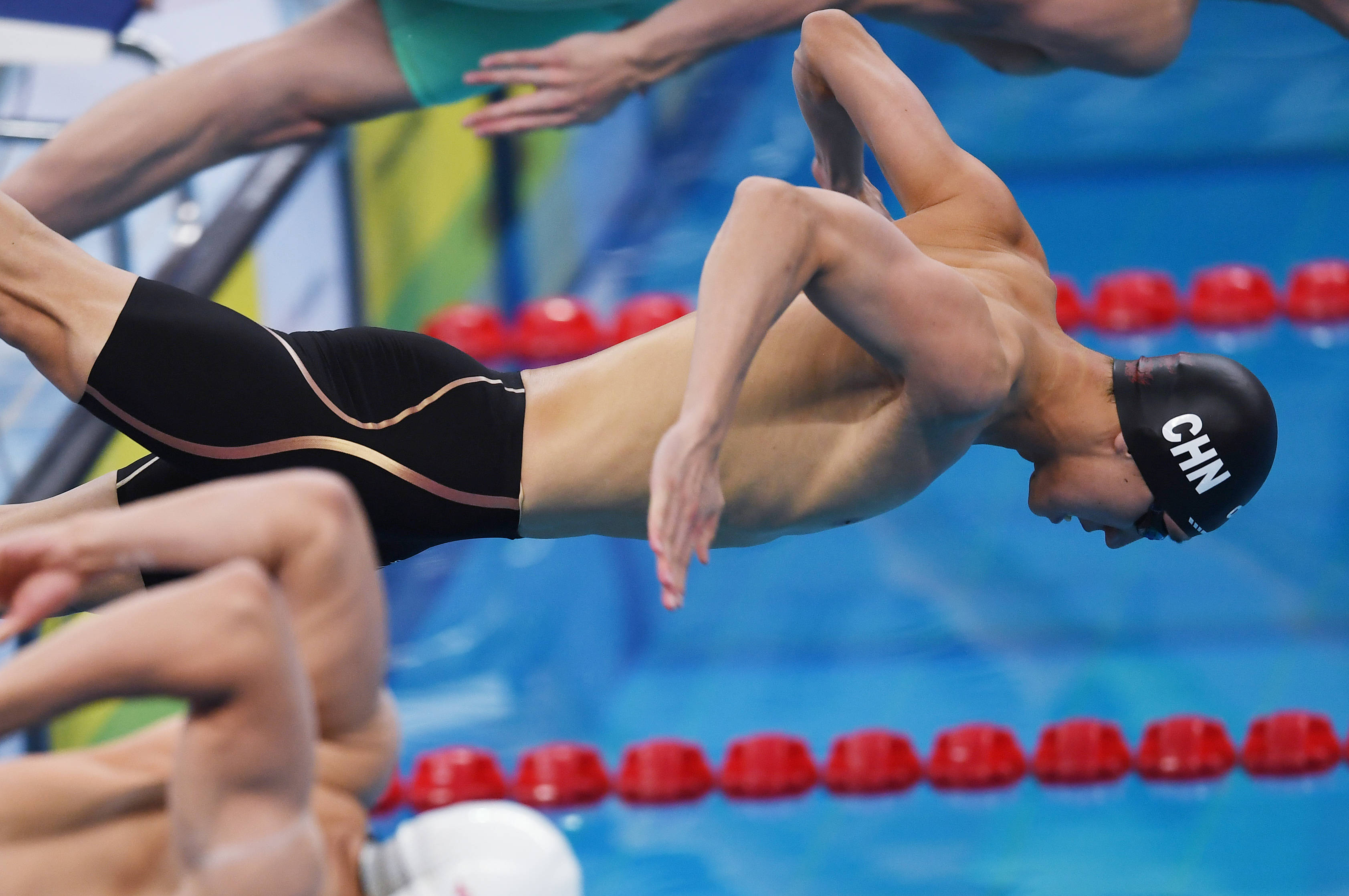 游泳全国冠军赛侯钰杰获男子100米自由泳冠军