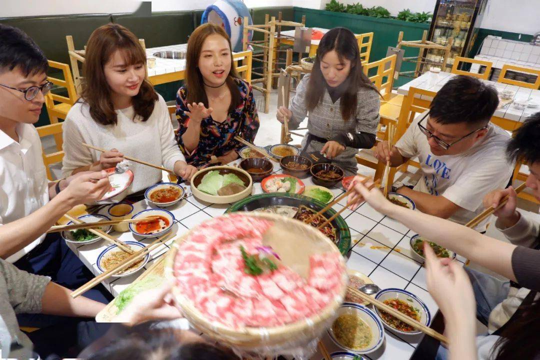 这次王大可大丸子亲自约摩登男女们吃饭了