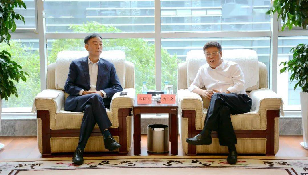 杨占文与大明宫实业集团董事长席有良一行座谈