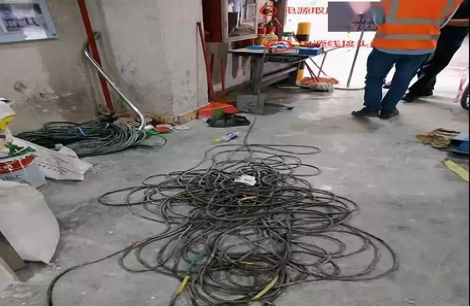 海口某地一工人装修时,疑似触电身亡,年仅23岁 !_事故