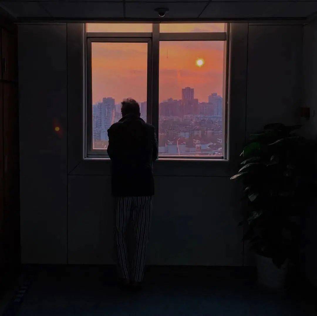 窗外有时是金色的朝阳,有时是火红的晚霞,有时是碧蓝的天空.