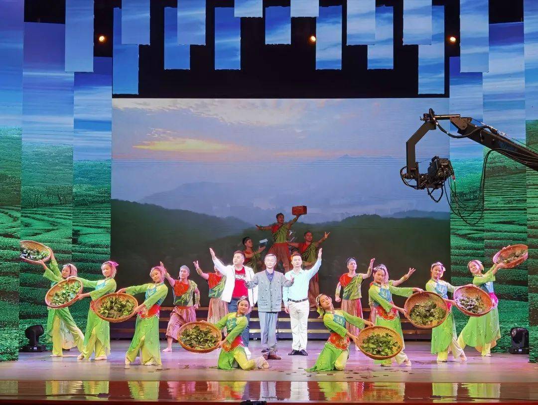 市领导的高度好评,荣获金奖,赵乐,王琼芬,易彩珠,吴敏静获优秀编导奖