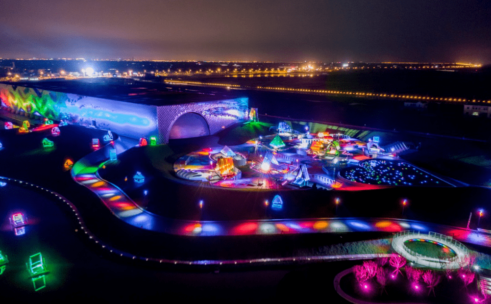 300架无人机齐聚《只有爱》如心剧场,通过灯光秀在空中表演荷兰花海