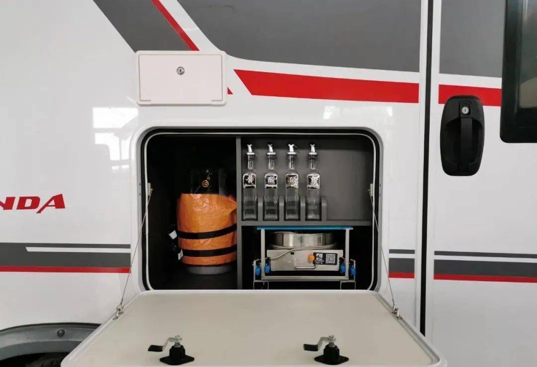 10.5北京房车展:宽大v10双拓展 900ah锂电 200l水箱 大水大电好体验_