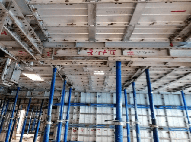 东单元十一层整体钢筋模板,安装配合完成,砼浇筑完;十二层梁板正在支