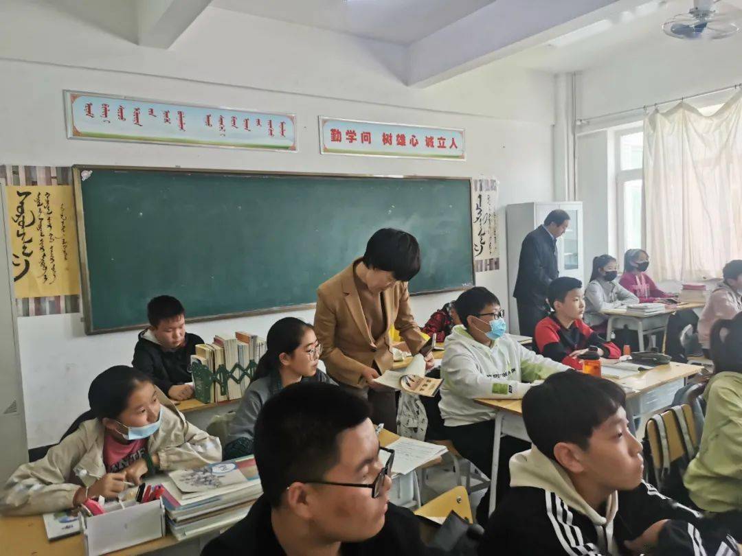 67苏雅勒其其格到赤峰蒙古族中学调研落实国家统编教材使用情况