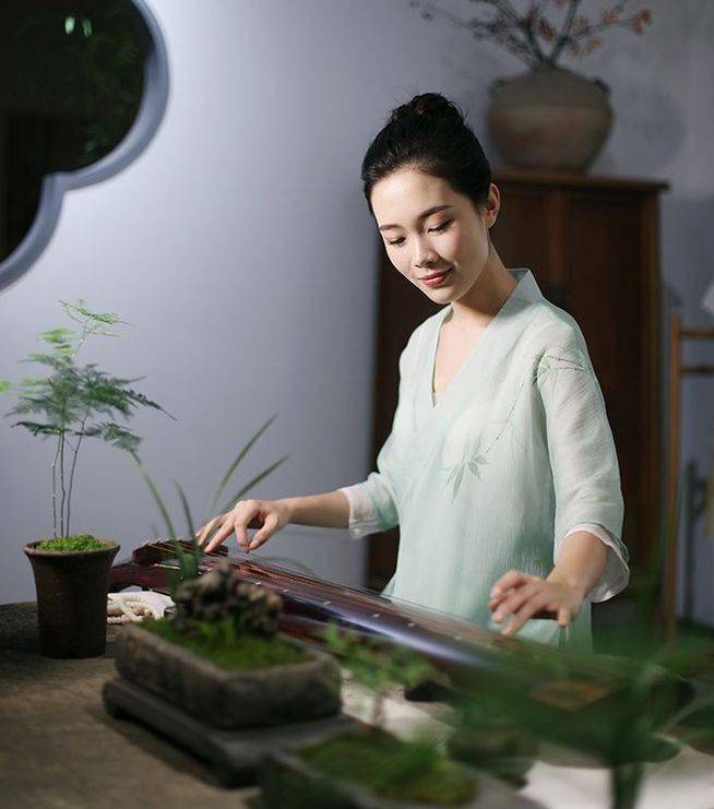 100首古琴曲告诉你——弹古琴的女人,美到了骨子里