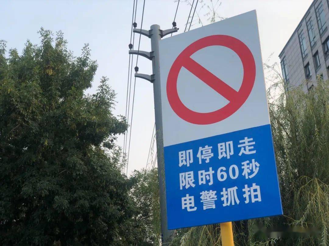 其实,私家车完全可以将车停靠在东门,紧邻会战道的路边停车位,还有人