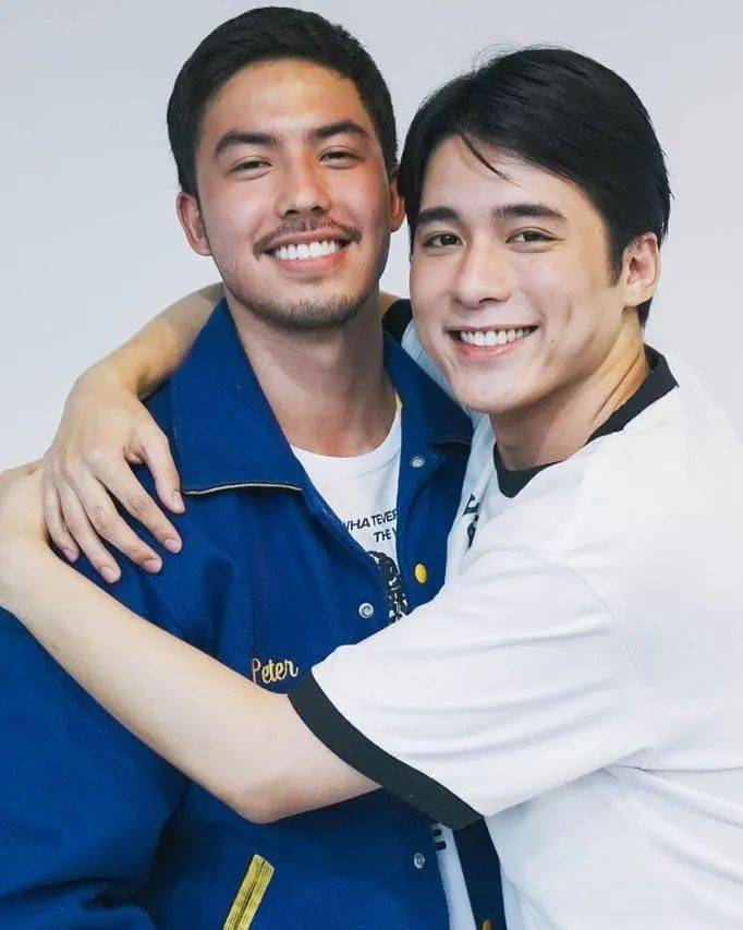 他是1,学渣,篮球队校队肌肉男孩.他是0,三好学生,学霸.