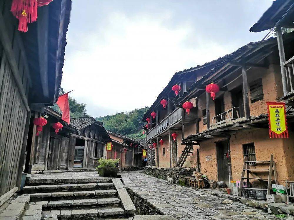 抢亲活动:国庆期间,丁屋岭牛市街将举办"抢亲"活动,美女以热情的方式