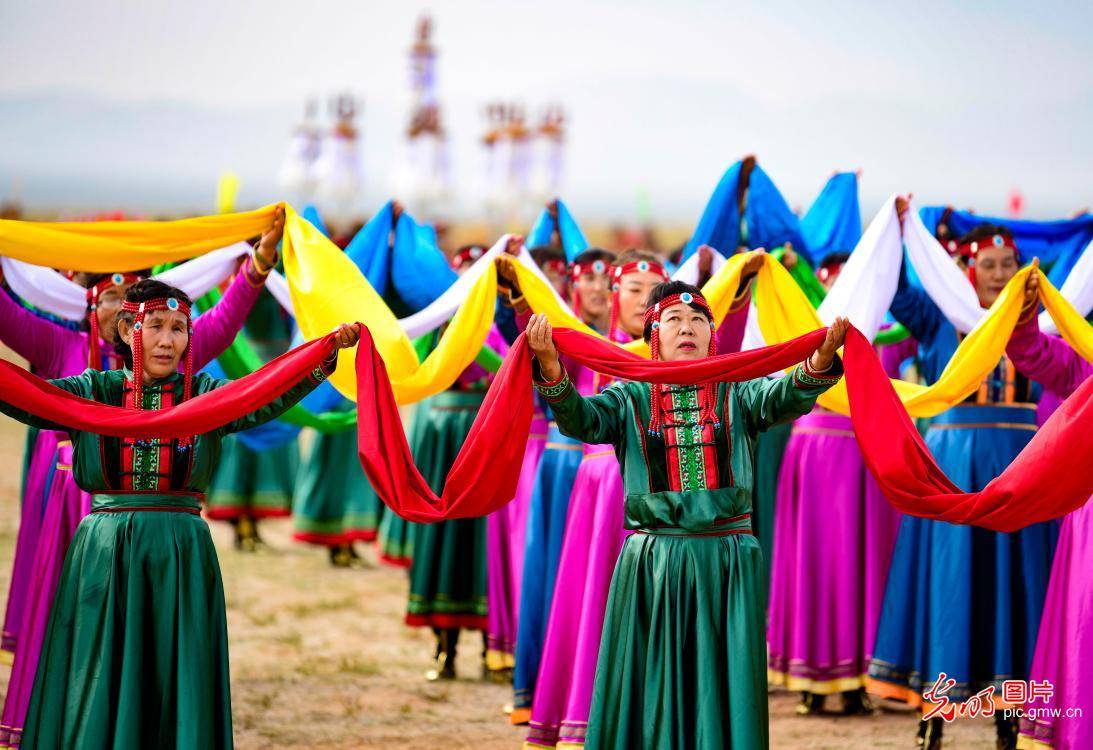 内蒙古巴彦淖尔欢聚草原度佳节